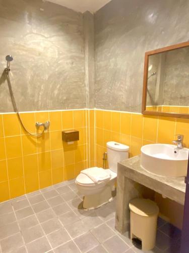 a bathroom with a toilet and a sink at Home Inn Pai Garden in Pai