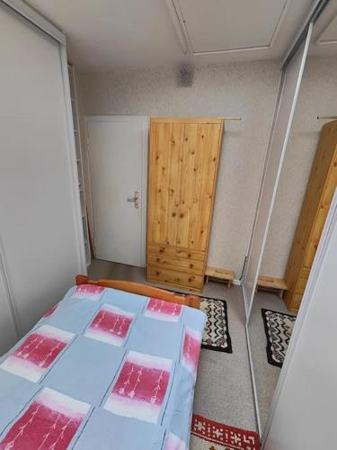 a room with a bed and a wooden door at Komplette Wohnung, ruhig gelegen in Braunschweig
