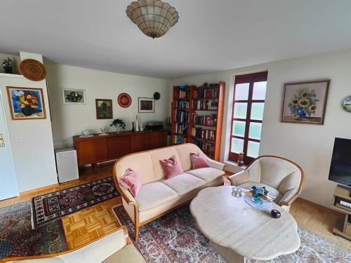 a living room with a couch and a coffee table at Komplette Wohnung, ruhig gelegen in Braunschweig
