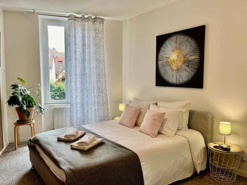 une chambre avec un grand lit avec une fenêtre dans l'établissement Studio 3 Rue Théodore Bac - DABNB, à Limoges