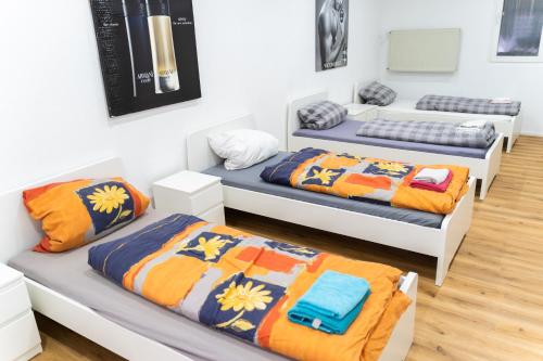 two beds in a room with two bedsskirts at Monteurswohnung nähe Mainz 5 Schlafzimmer in Gabsheim