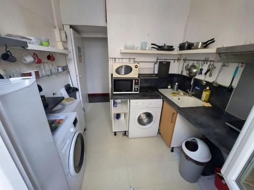 une petite cuisine avec un lave-linge et un lave-linge dans l'établissement Appartement rénové proche de la gare St Charles, à Marseille