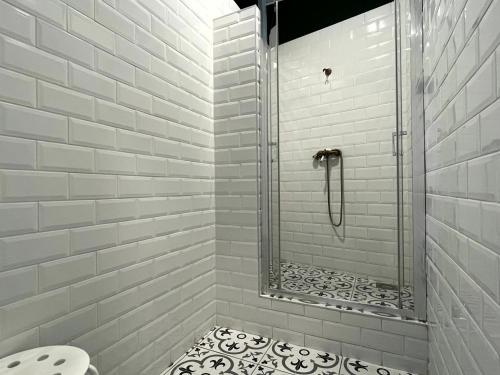 un bagno con doccia e WC di Hostel Waltz a Bratislava