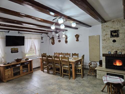 LotrioaraにあるCarla Maria Houseのテーブルと暖炉のあるダイニングルーム