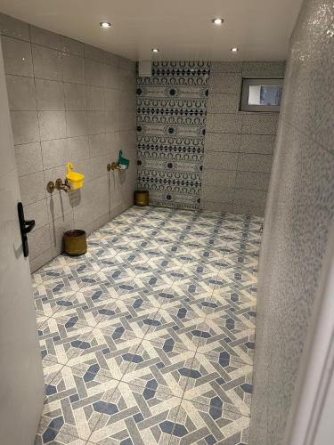 La salle de bains est pourvue d'une douche et de carrelage. dans l'établissement maison d hôte avec piscine, à Lèves