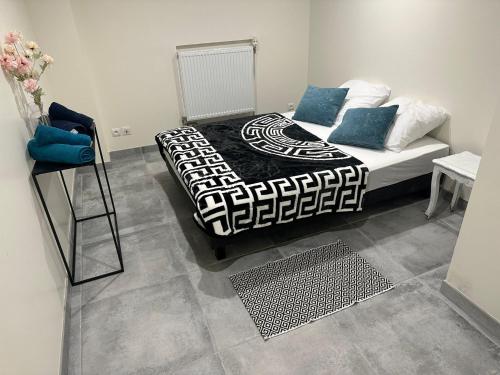 une chambre avec un lit et une chaise dedans dans l'établissement maison d hôte avec piscine, à Lèves