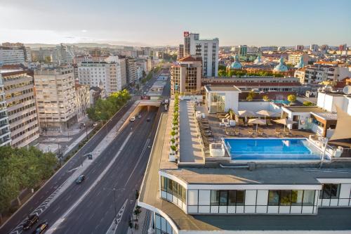 リスボンにあるJupiter Lisboa Hotel - Rooftop & Spaの道路・建物の見晴らし