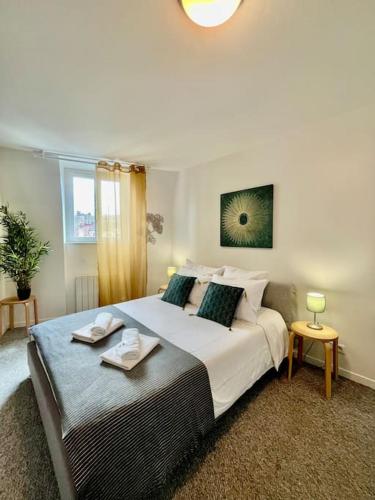 une chambre avec un grand lit avec des serviettes dessus dans l'établissement Studio 5 Rue Théodore Bac - DABNB, à Limoges