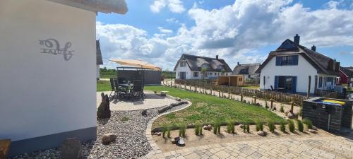 a view of a house and a yard with a patio at neben Wismar FH"FaJuKa" Strandnah mit Wallbox in Zierow