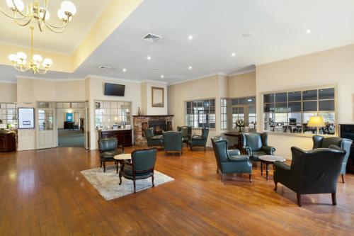 A restaurant or other place to eat at Mercure Ballarat Hotel & Convention Centre