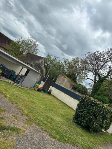 a house with a fence in front of a yard at Jimmy in Noé