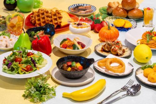 un tavolo pieno di piatti di cibo e verdure di Kuromon Crystal Hotel ad Osaka