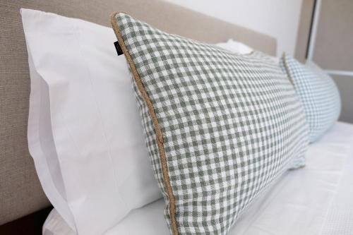 Un par de almohadas sentadas en una cama en Bruma Marina, en A Guarda