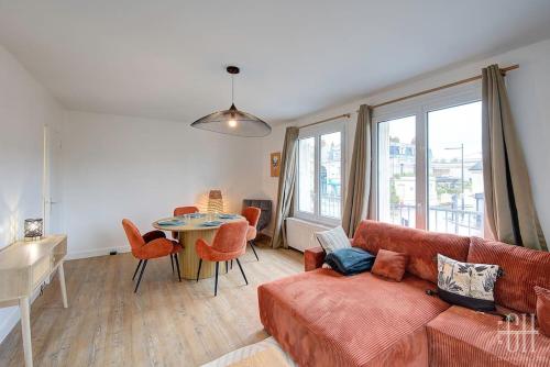 un salon avec un canapé et une table dans l'établissement Plumeria - A 2min de Tours, à Tours