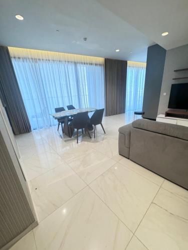 Μια τηλεόραση ή/και κέντρο ψυχαγωγίας στο Mercury Tower Apt 508