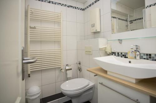 Ένα μπάνιο στο Appartement Brink Fichtenweg 43