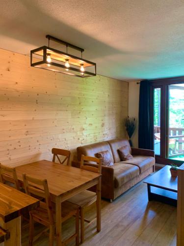 un salon avec un canapé et une table dans l'établissement 2 pièces hameau, à Isola