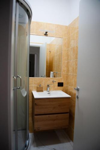 a bathroom with a sink and a shower with a mirror at Nuova Arte - Dal Lago di Como allo Stadio in Como