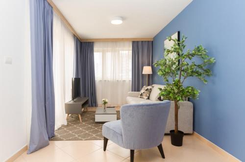 un soggiorno con un divano e una sedia di Domus Lauri Garden Palace II a Umag (Umago)