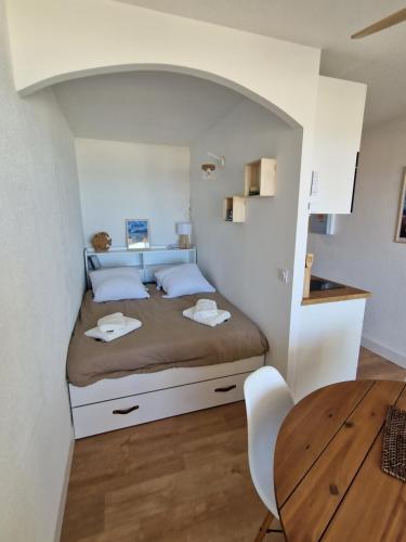 une chambre avec un lit et une table dans une pièce dans l'établissement Virage au sud, au Barcarès