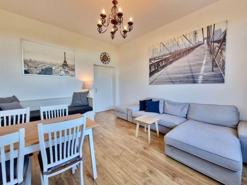 un salon avec un canapé et une table dans l'établissement 2 room apartment near station Neustadt in Dresden Neustadt, à Dresde