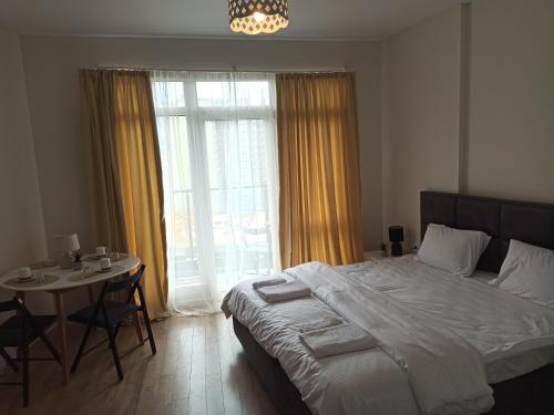 Ένα ή περισσότερα κρεβάτια σε δωμάτιο στο Coastal Breeze Apartment