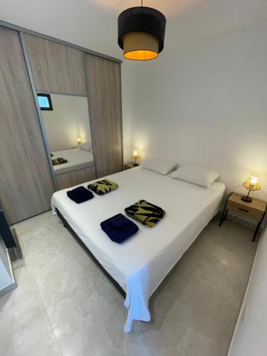 Magnifique 2 pièces design, moderne, calme, proche plage, résidence avec piscine, tennis, wifi et place de parking privée