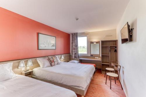Postel nebo postele na pokoji v ubytování Ace Hotel Montluçon