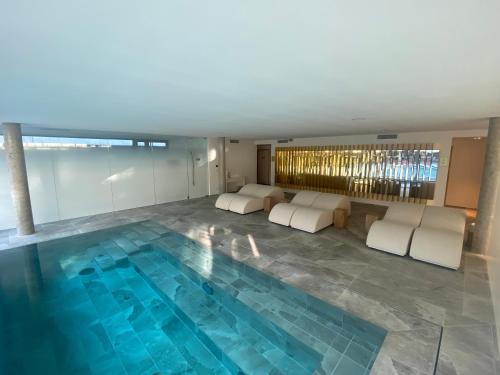 a hotel room with a swimming pool in a building at Hôtel Spa Restaurant Villa Castellane in Gréoux-les-Bains