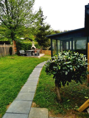 a garden with a house and a walkway at Ferienwohnung Waldbröl in Waldbröl