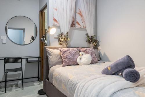 Un dormitorio con una cama con un animal de peluche encima. en Prime Double Studio Room - AC - Next to Central, en Sídney