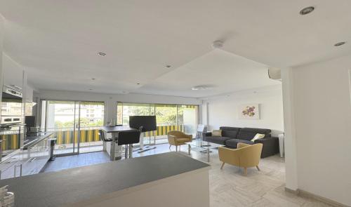 un salon avec un canapé et une table dans l'établissement Charming 2 room , 52 m2, very spacious, bright and near sea Martinez hotel, à Cannes