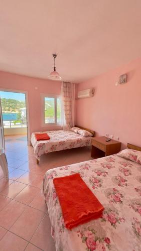 a bedroom with two beds and a window at Yalçın Pansiyon in Silifke