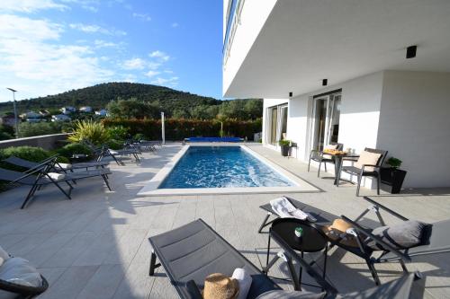 Luxury apartment Perla in Villa with heated pool
