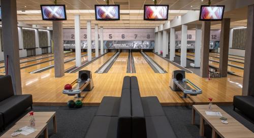 an image of a bowling alley with lanes at Hotel Duo in Prague