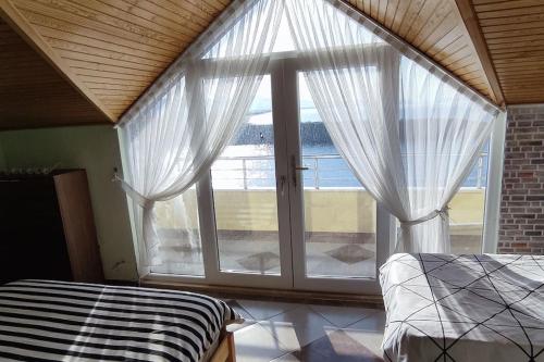 Postel nebo postele na pokoji v ubytování Ayvalık Altınova Denize Sıfır Tripleks Yazlıık Villa