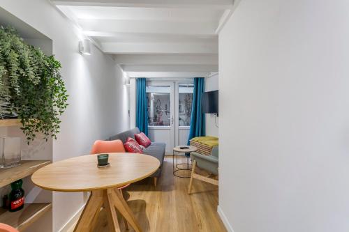 un salon avec une table et un canapé dans l'établissement COSY DUPLEX au coeur de lYON 6, à Lyon