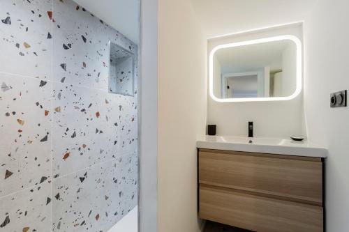 La salle de bains est pourvue d'un mur d'escalade. dans l'établissement COSY DUPLEX au coeur de lYON 6, à Lyon