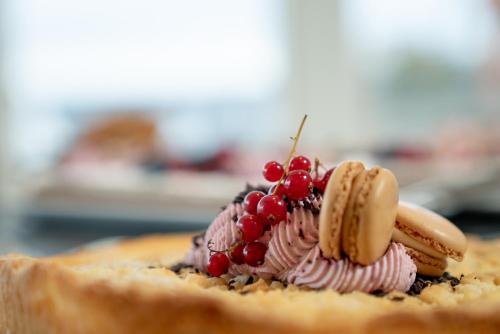 a dessert with fruit on top of a pie at Severin Kursuscenter og Konferencehotel in Middelfart