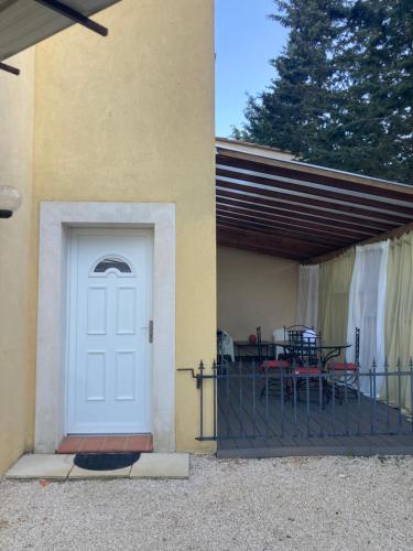 une maison avec une porte blanche et une table dans l'établissement Appartement avec grande terrasse, à Martigues