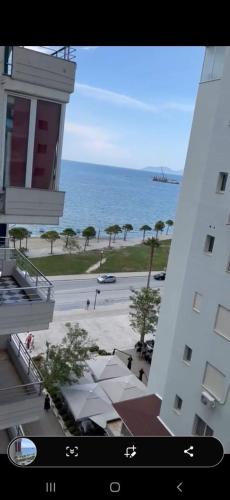 una vista del océano desde el balcón de un edificio en Lungomare, en Vlorë