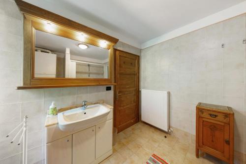 ein Badezimmer mit Waschbecken und Spiegel in der Unterkunft Appartamento San Lorenzo 1 a Vinigo in Vinigo