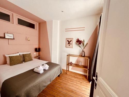 une chambre avec un lit avec des serviettes dessus dans l'établissement Escalier d'Or ConciergerieDameCarcas, à Carcassonne