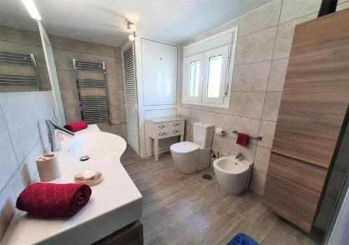 Ένα μπάνιο στο Typical Canarian House private jacuzzi, sauna, gym, Finca Conejo Taucho Adeje by Aqua Vista Tenerife