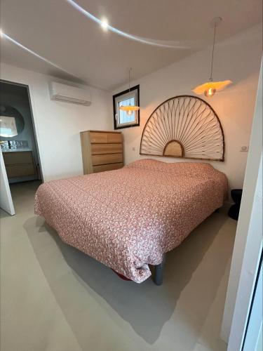 une chambre avec un grand lit dans une pièce dans l'établissement T3 Bandol, à Bandol