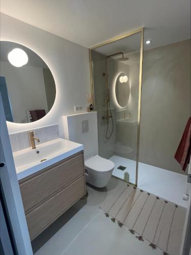 une salle de bain avec toilettes, lavabo et douche dans l'établissement T3 Bandol, à Bandol