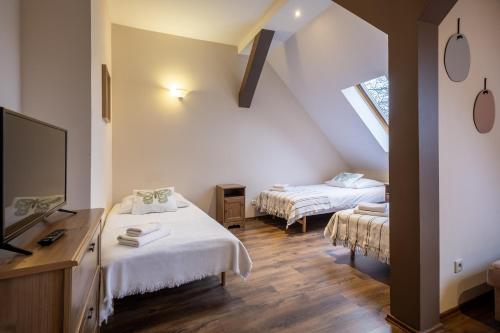 Ein Bett oder Betten in einem Zimmer der Unterkunft Folwark Minikowo - Agroturystyka w Borach Tucholskich - 5 pokoi z prywatnymi łazienkami