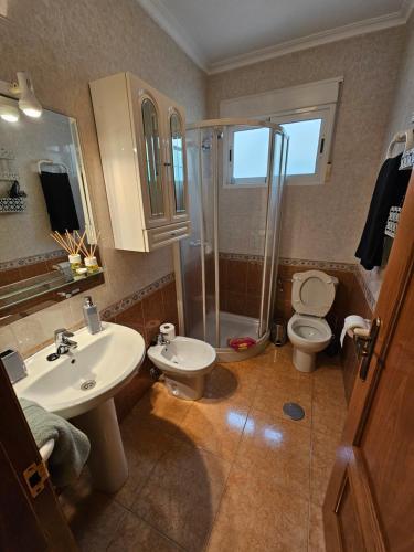 a bathroom with a sink and a toilet and a shower at Casa Aleks Lo Pagan in San Pedro del Pinatar