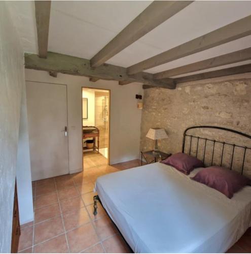 a bedroom with a large white bed in a room at Hameau de capuran in Blaziert