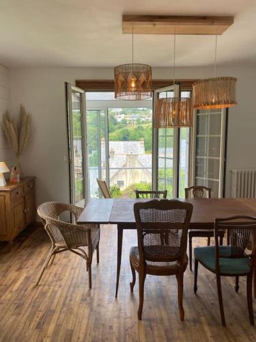 une salle à manger avec une table et des chaises en bois dans l'établissement MAISON STERNA : maison familiale en bord de mer, à Kerouguel